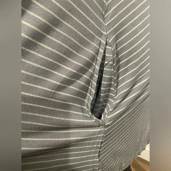 RVCA Tshirt dress with pockets. Size small - Picture 4 of 6